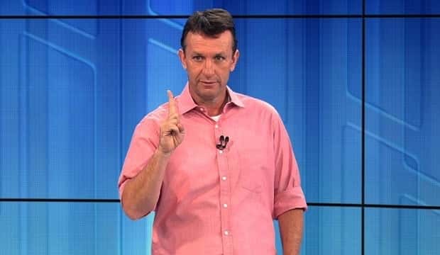 O apresentador segue firme e forte na emissora. (Foto: Reprodução / Band)
