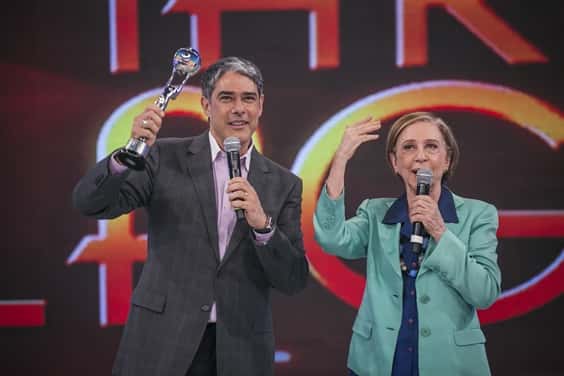 Fernanda Monte Negro entrega premio para William Bonner (Foto: Globo/Paulo Belote)