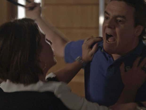 A briga rola solta e Guto consegue puxar o cinto da mão do pai (Foto: TV Globo)