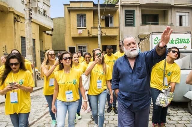 Encontro Olímpico - O ator Tony Ramos apresenta a cidade cenográfica da novela 'A Regra do Jogo' aos atletas do Time Brasil (Foto: Globo/João Miguel Júnior)