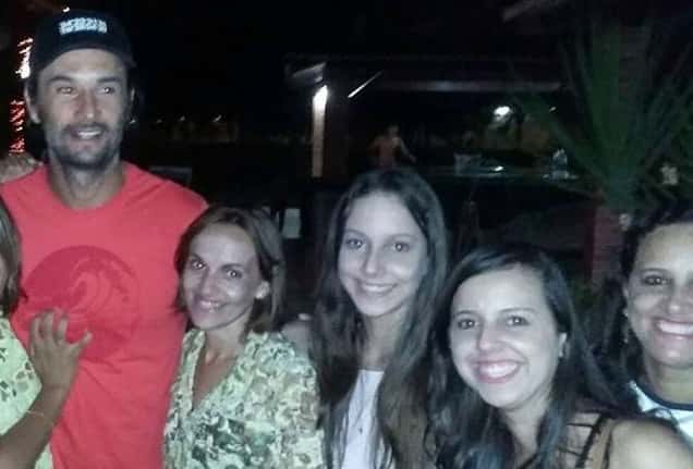 Rodrigo Santoro posa ao lado de fãs em Mossoró. (Foto: Reprodução)