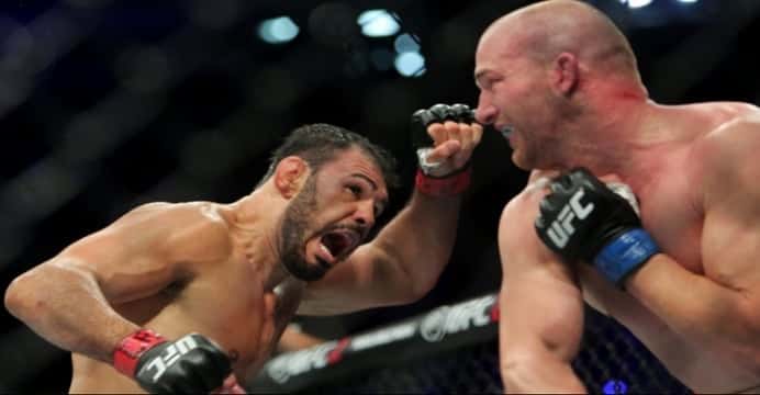 Minotouro e Patrick Cummins em luta no "UFC 198" (Foto: Divulgação)