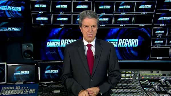 Marcos Hummel no comando do "Câmera Record" (Foto: Reprodução/Record)