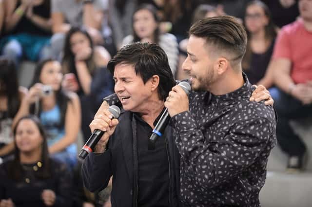 Xororó e Júnior Lima no "Altas Horas" (Foto: Globo/Ramón Vasconcelos)