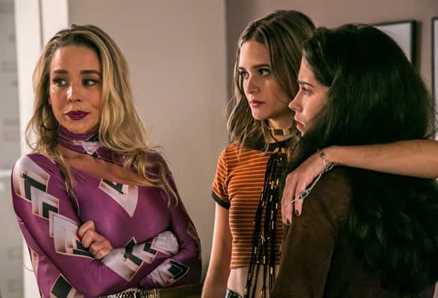 Cassandra (Juliana Paiva) enfrenta Suely (Danielle Winits) e pede apoio a Débora (Olivia Torres) (Foto: Globo/Paulo Belote)