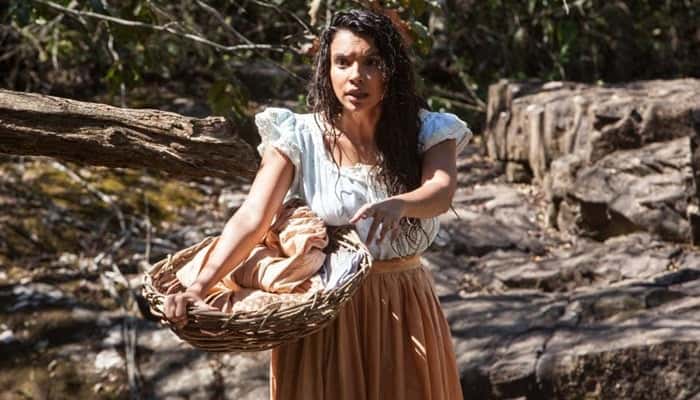 Gabriela Moreyra, que vive a protagonista da história, no primeiro capítulo de "Escrava Mãe" (Foto: Edu Moraes/Record)