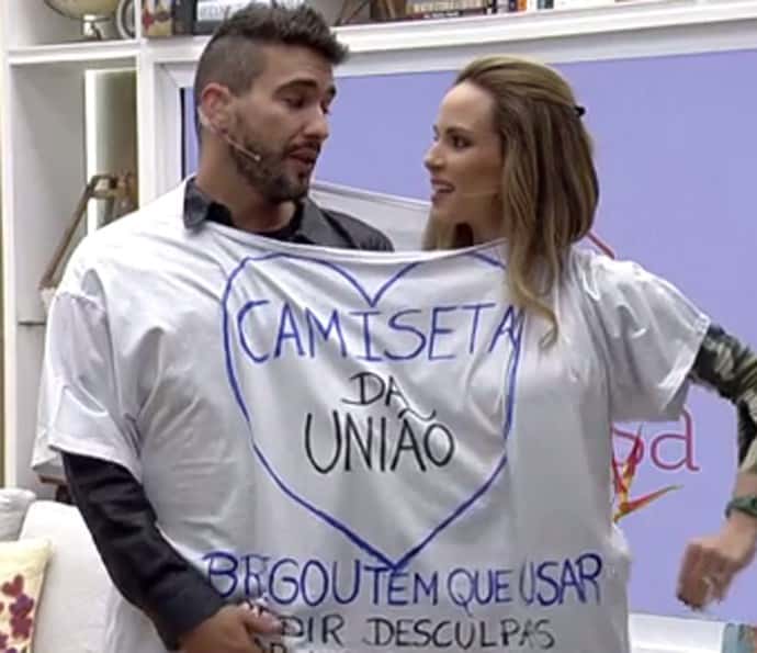 André Marques e Ana Furtado testam a 'camiseta da união' (Foto: TV Globo)
