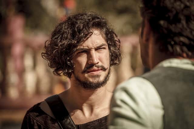 Miguel (Gabriel Leone) vem conversando até a frente da cooperativa (Foto: Globo/Artur Meninea)