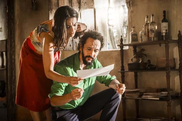 Bento (Irandhir Santos) mostra os documentos da secretaria para Beatriz (Dira Paes) (Foto: Globo/João Miguel Júnior)
