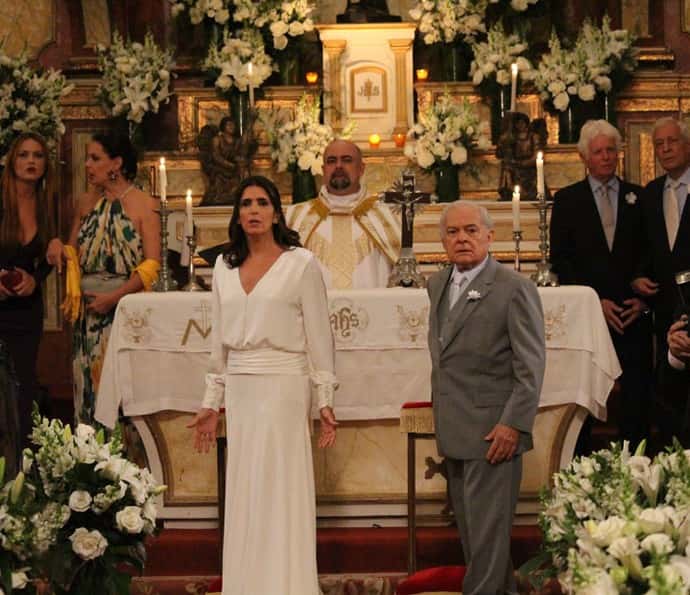 Rebeca fica em choque ao ver policiais interrompendo seu casamento (Foto: Ariane Ducati/Gshow)