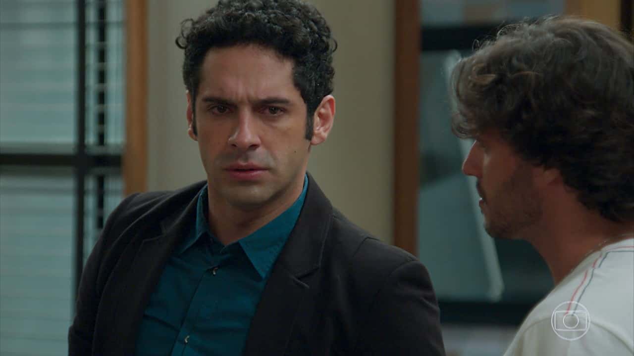 Beto (João Baldasserini) em cena de "Haja Coração" (Foto: Reprodução/Globo)