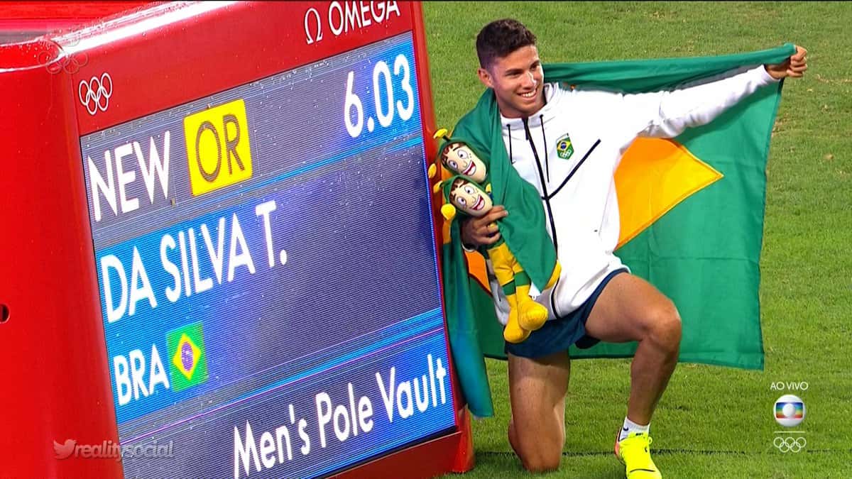 Thiago Braz comemora o ouro no atletismo, que rendeu maior audiência da Olimpíada na Globo, ontem (15) (Foto: Reprodução/Globo)