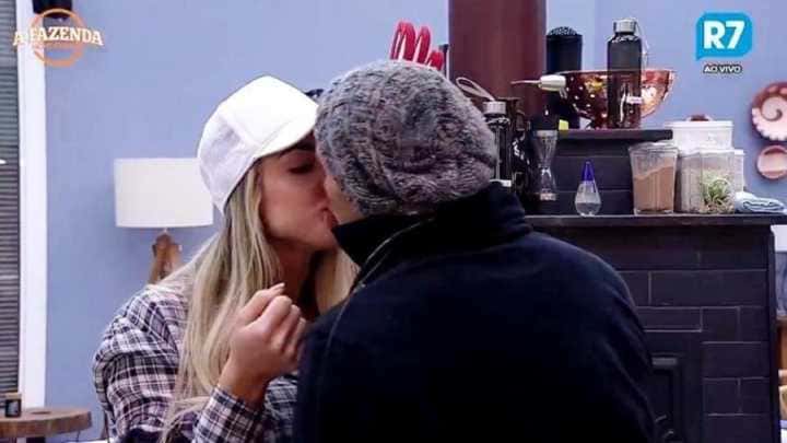 Yuri deu selinho em Monick (Foto: Reprodução)