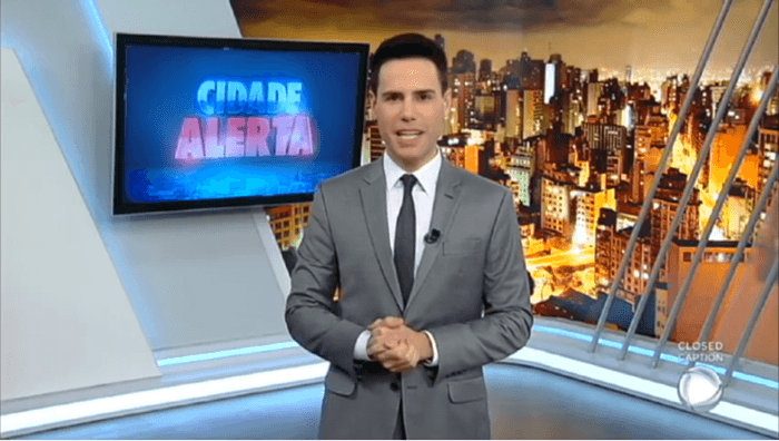 O apresentador Luiz Bacci no comando do programa Cidade Alerta (Foto: Reprodução/Record)