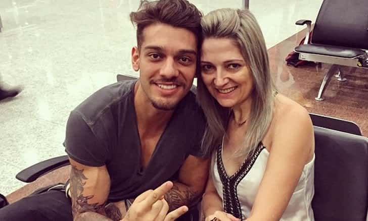Lucas Lucco ao lado da mãe, Karina Lucco (Foto: Reprodução)