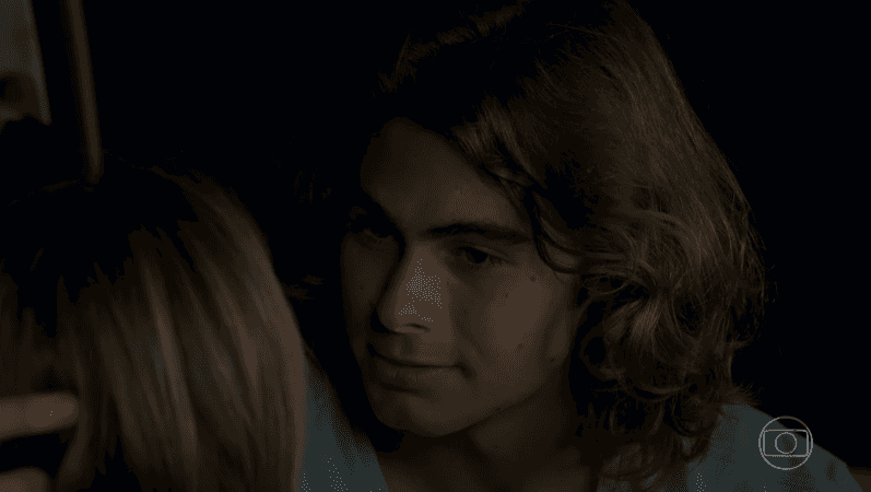 João (Rafael Vitti) e Manu (Isabelle Drummond) em Verão 90 (Foto: Reprodução/Globo)