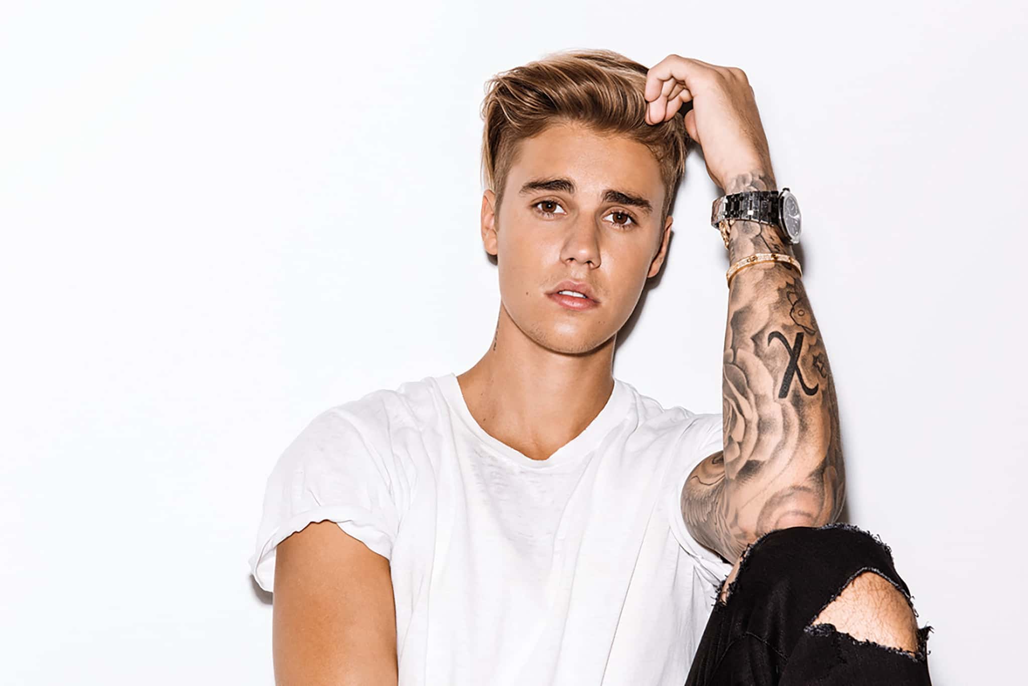 Justin Bieber é flagrado ajudando morador de rua (Foto: Reprodução)