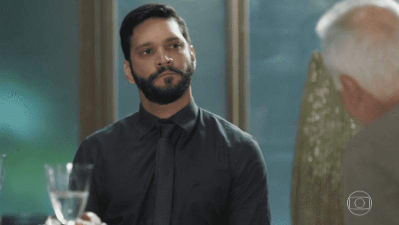 Diogo (Armando Babaioff) faz chantagem com Alberto (Antonio Fagundes) em Bom Sucesso (Foto: Reprodução/Globo)