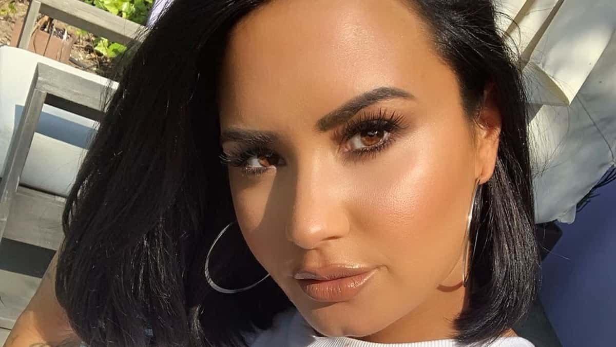 Demi Lovato aparece com superdecote em foto compartilhada no Instagram (Foto: Reprodução)