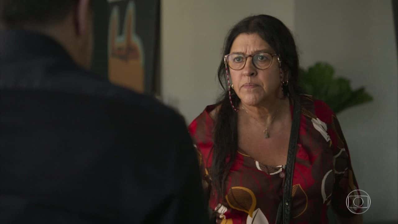 Lurdes desce a lenha em Raul em Amor de Mãe (Foto: Reprodução/Globo)