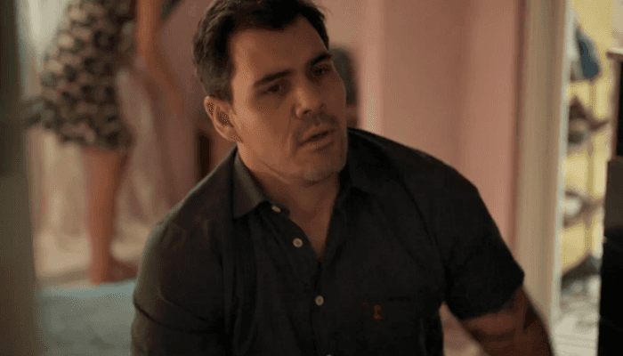 Magno (Juliano Cazarré) terá romance com Betina (Isis Valverde) destruído pela ex-mulher em Amor de Mãe (Foto: Reprodução/Globo)
