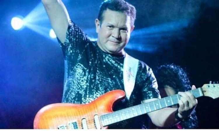 Ximbinha surgiu com namorada apos assumir novo relacionamento. Durante festa de aniversário, o cantor beijou muito