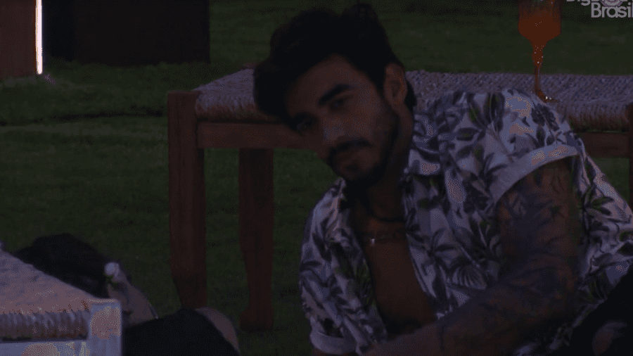 Guilherme ficou incomodado com as investidas de Victor Hugo durante festa (Foto: Reprodução)