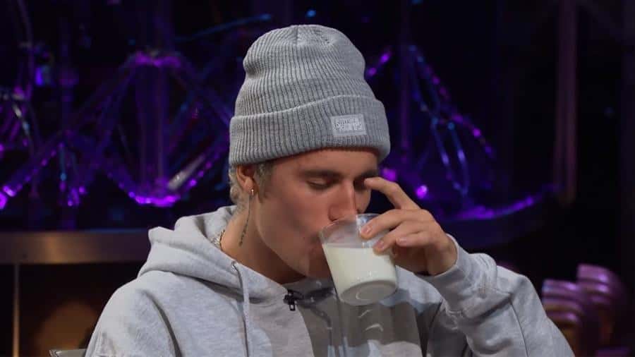 Justin Bieber bebe iogurte com formigas e escorpião e quase vomita (Foto: Reprodução)