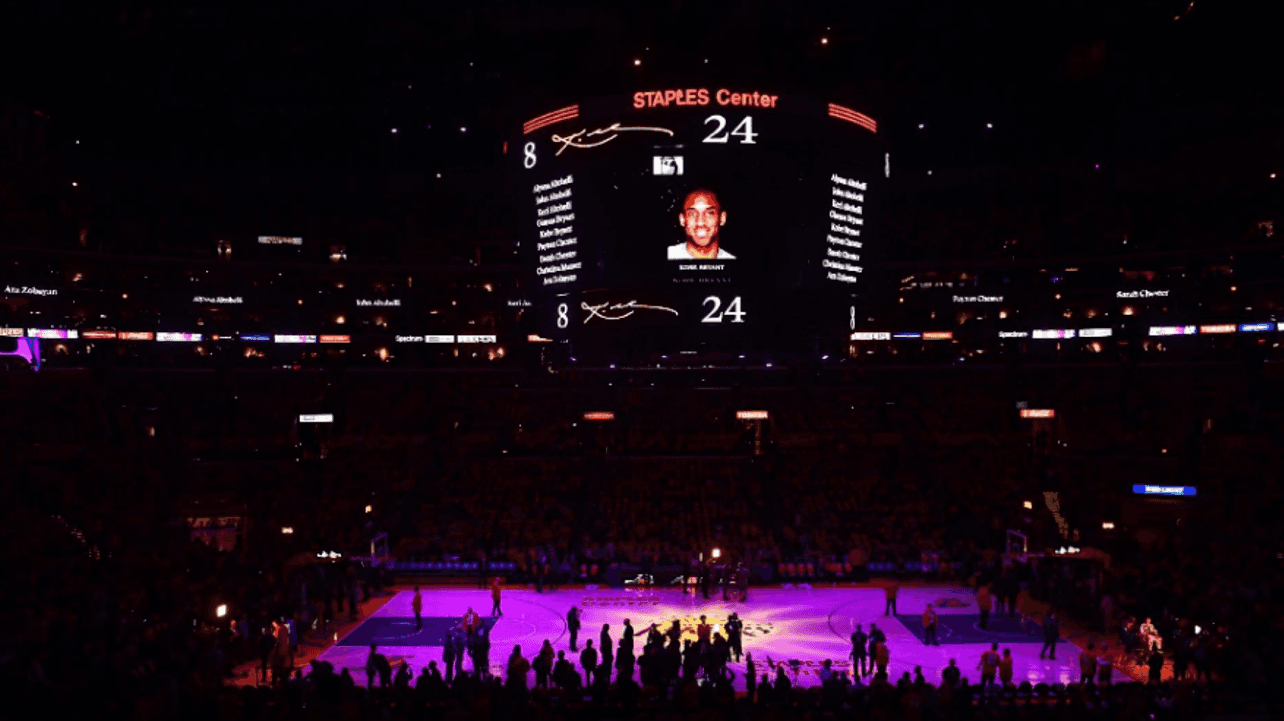 Los Angeles Lakers presta homenagem ao Kobe Bryant grande lenda do basquete (Foto: Reprodução/Uol)