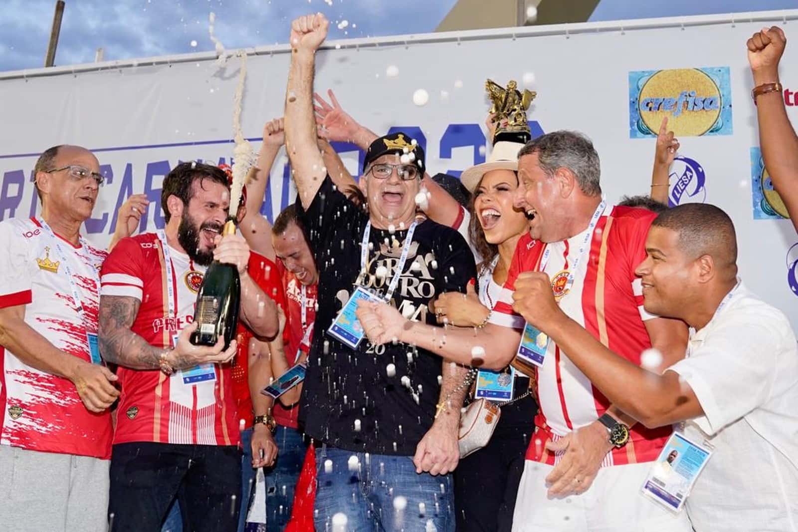 Viradouro recebe troféu de campeã do carnaval 2020 — (Foto: Marcos Serra Lima / G1)
