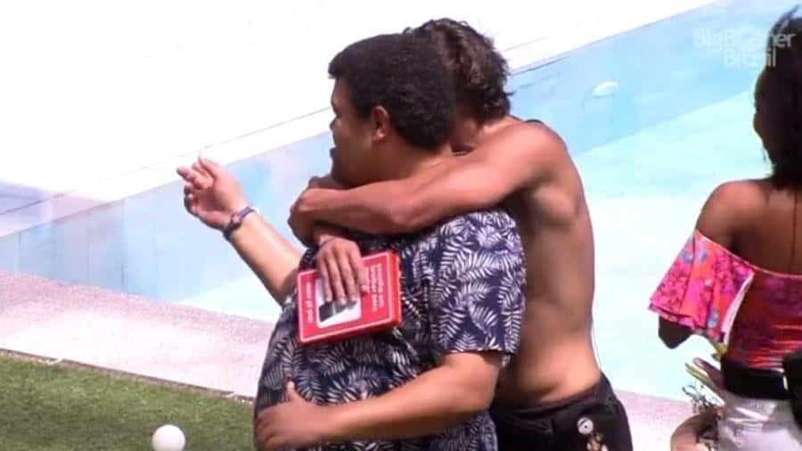 Babu ficou bastante feliz com presente dado por Felipe Prior para a sua filha (Foto: Reprodução)