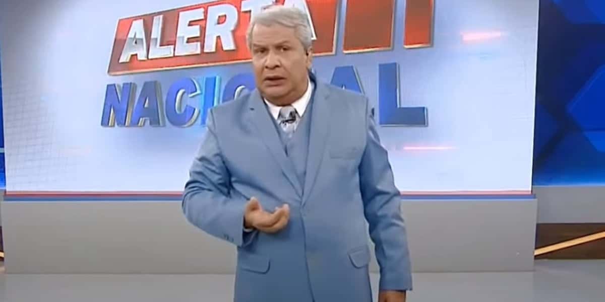 Sikêra Jr. é apresentador do Alerta Nacional (Foto: Reprodução / RedeTV!)