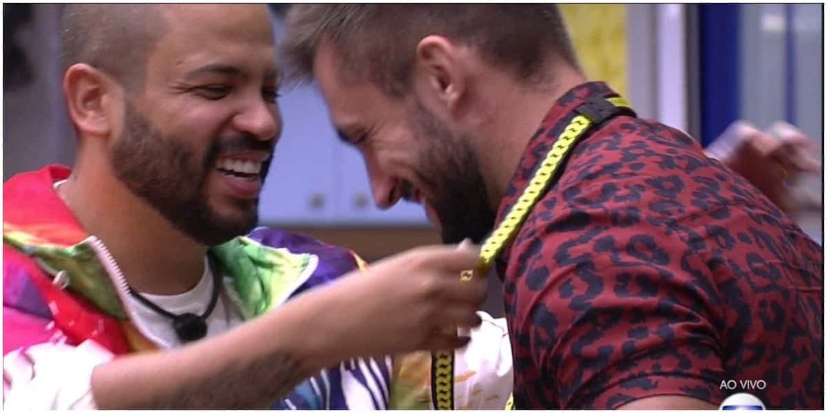 Arthur teria desejado beijar Projota no BBB21 - Foto: Reprodução