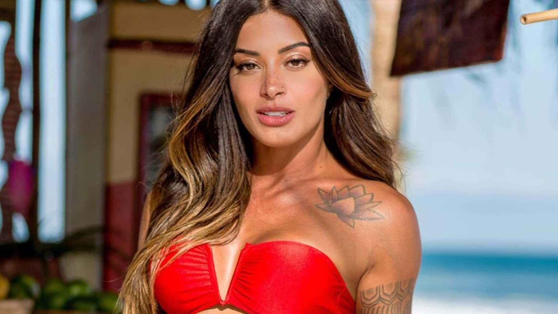 Aline Riscado deu um show de sensualidade em um vídeo nas redes sociais (Foto: Reprodução)