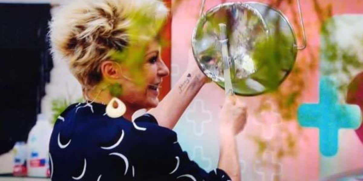 Ana Maria Braga batendo panela (Foto: Reprodução)