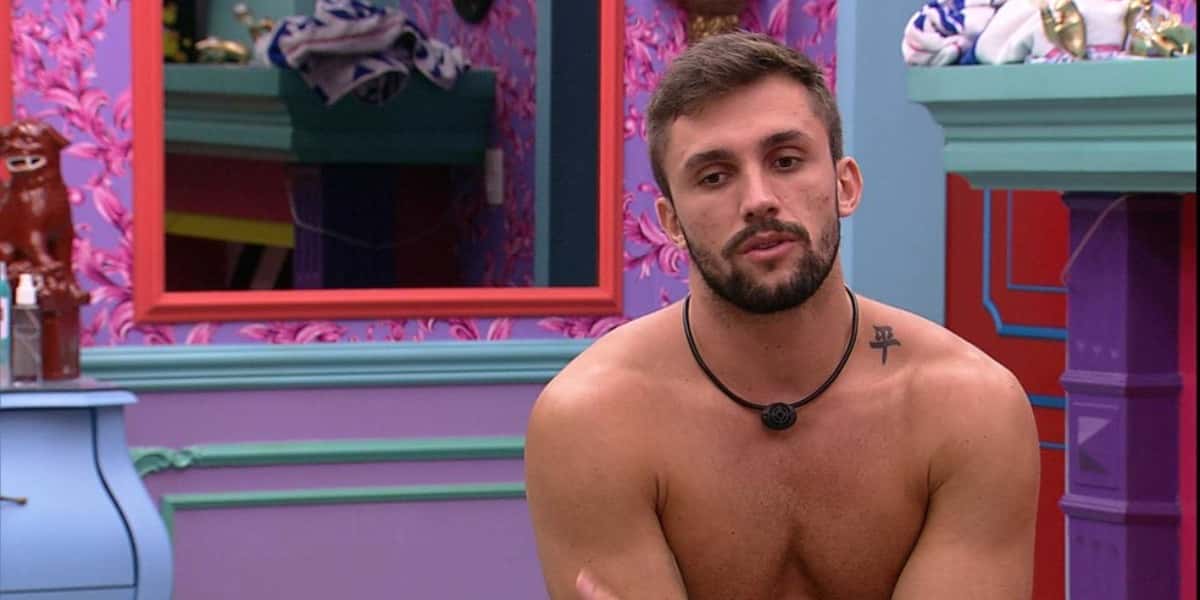 Arthur leva patada de Carla Diaz no BBB21 (Foto: Reprodução)