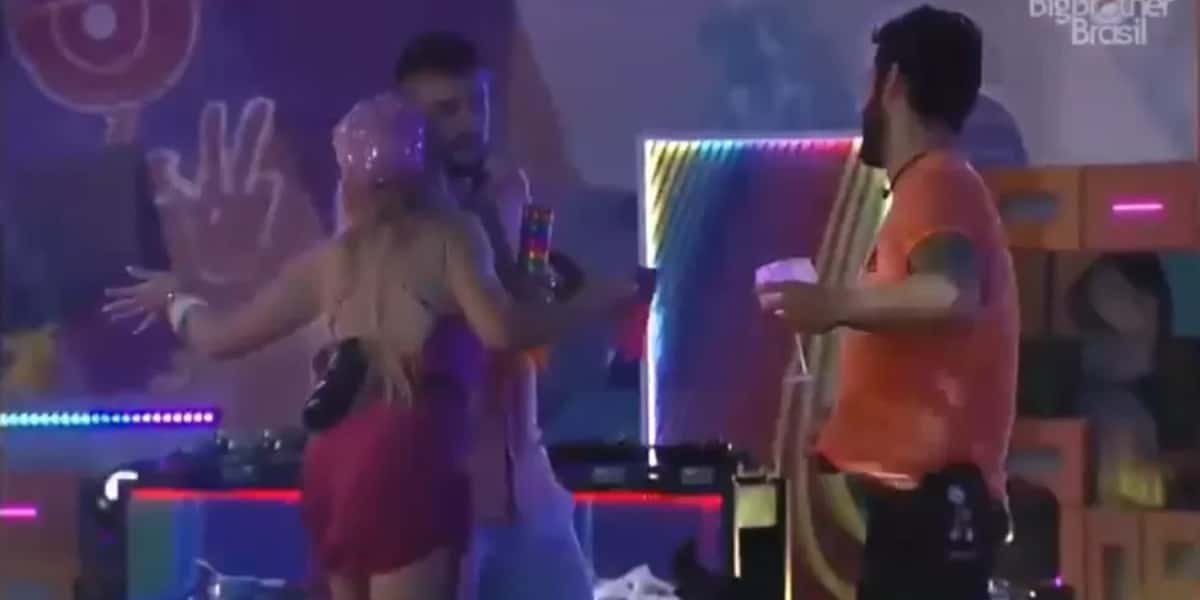 Sarah passando cantada em Arthur no BBB21 (Foto: Reprodução)