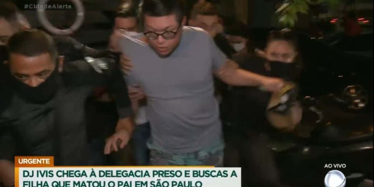 DJ Ivis chegou a delegacia após prisão (Foto: Reprodução/Record)