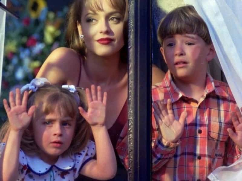 Paola Bracho com os filhos de seu marido, Lizete e Carlinhos (Foto: Divulgação)