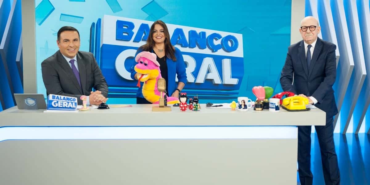 Celso Zucatelli, a cobra Judite, Fabíola Reipert e Renato Lombardi em A Hora da Venenosa - Foto: Reprodução