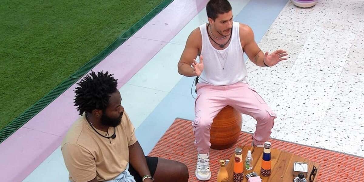 BBB22: Arthur Aguiar dispara falas machistas sobre Natália (Foto: Reprodução)