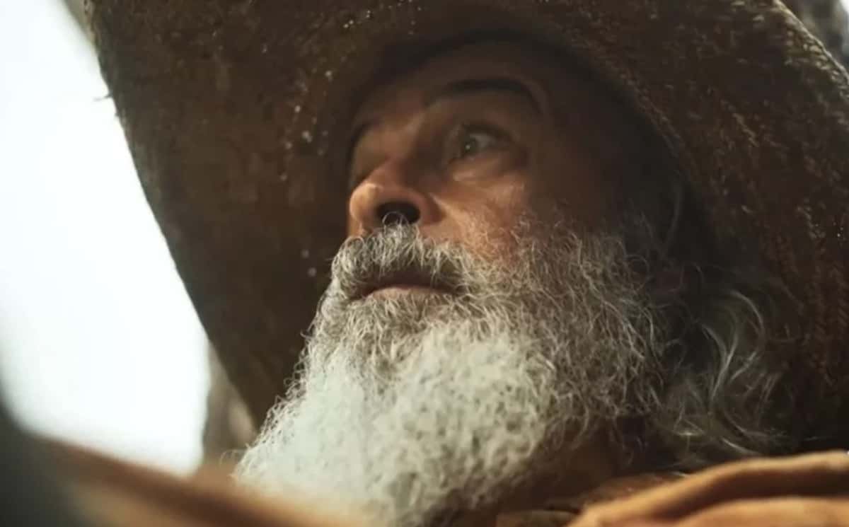 Velho do Rio (Osmar Prado) em 'Pantanal'; baleado, ele será salvo por um peão misterioso na trama (Foto: Reprodução / Globo)