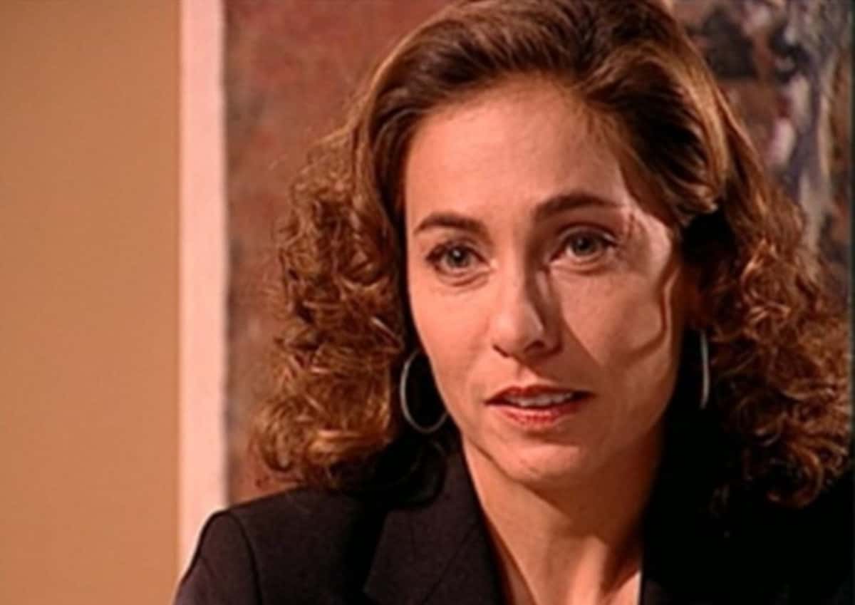 Clarice (Cissa Guimarães) vai esnobar o ex-marido canalha e terá chance no amor com ricaço em 'O Clone' (Foto: Reprodução / Globo)