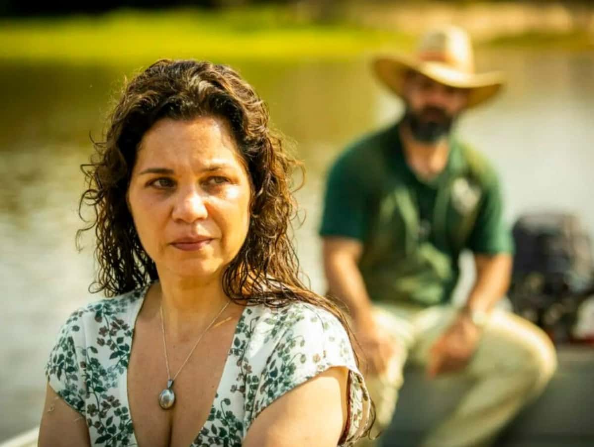 Alcides (Juliano Cazarré) e Maria Bruaca (Isabel Teixeira) de Pantanal (Foto: Reprodução / Globo)
