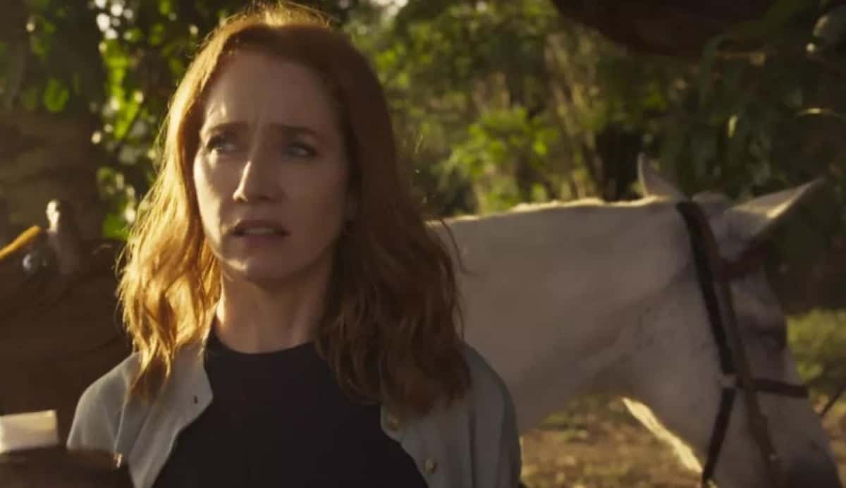 Irma (Camila Morgado) é possuída pelo demônio em Pantanal, tem contato macabro com a morte e crava tragédia (Foto: Reprodução / Globo)
