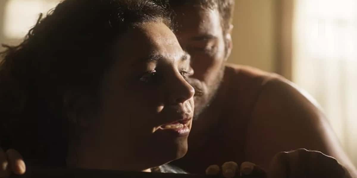 Maria Bruaca em cena quente de "Pantanal" (Foto: TV Globo)