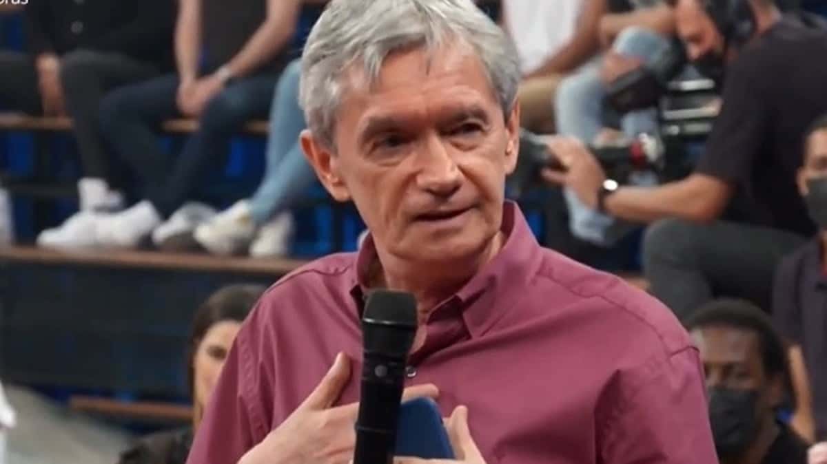 Serginho Groisman apresenta o "Altas Horas" (Foto: Reprodução/TV Globo)