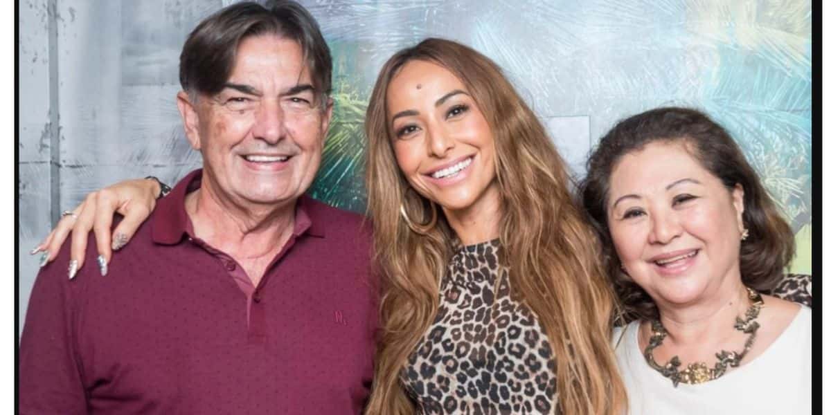 Sabrina Sato com os pais, Omar Rahal e Kika Sato (Reprodução Instagram)