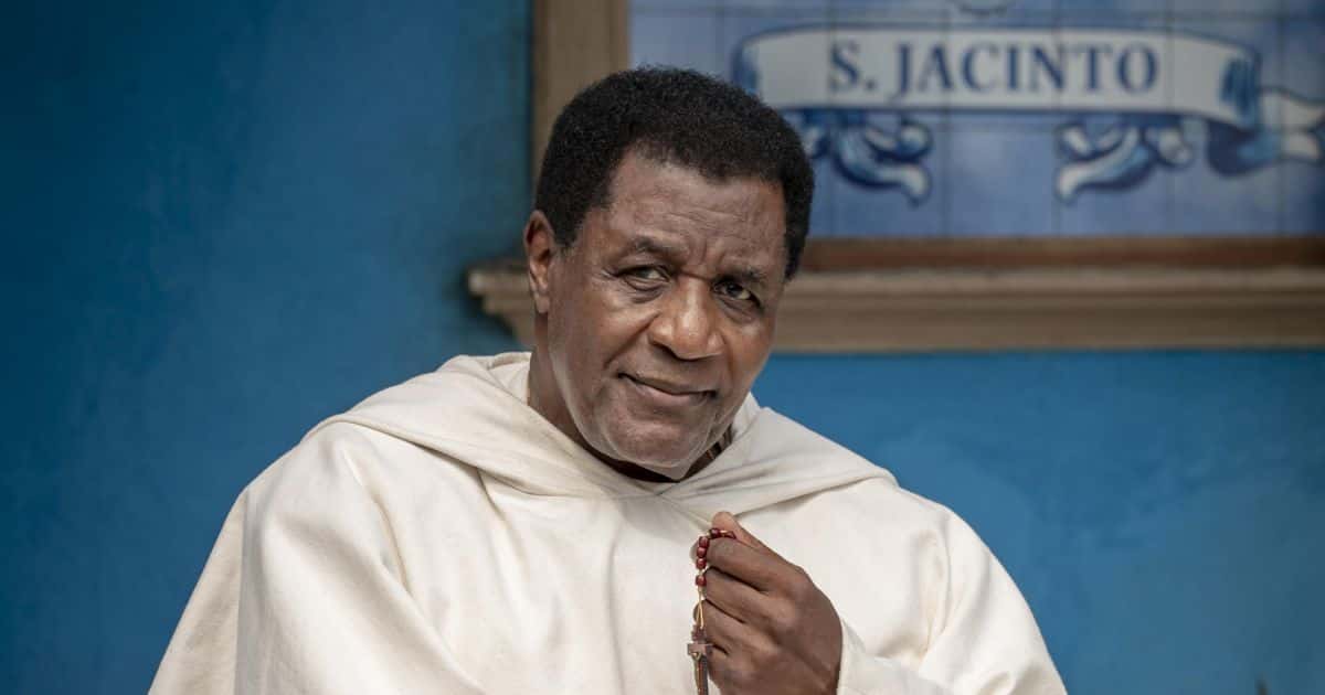 Frei Tomé (Tony Tornado) em Amor Perfeito. (Foto: Reprodução / TV Globo)