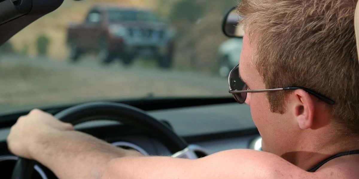 CTB tem claras regras para motoristas que andam sem camisa, com chinelo e salto (Foto: Reprodução / Internet)